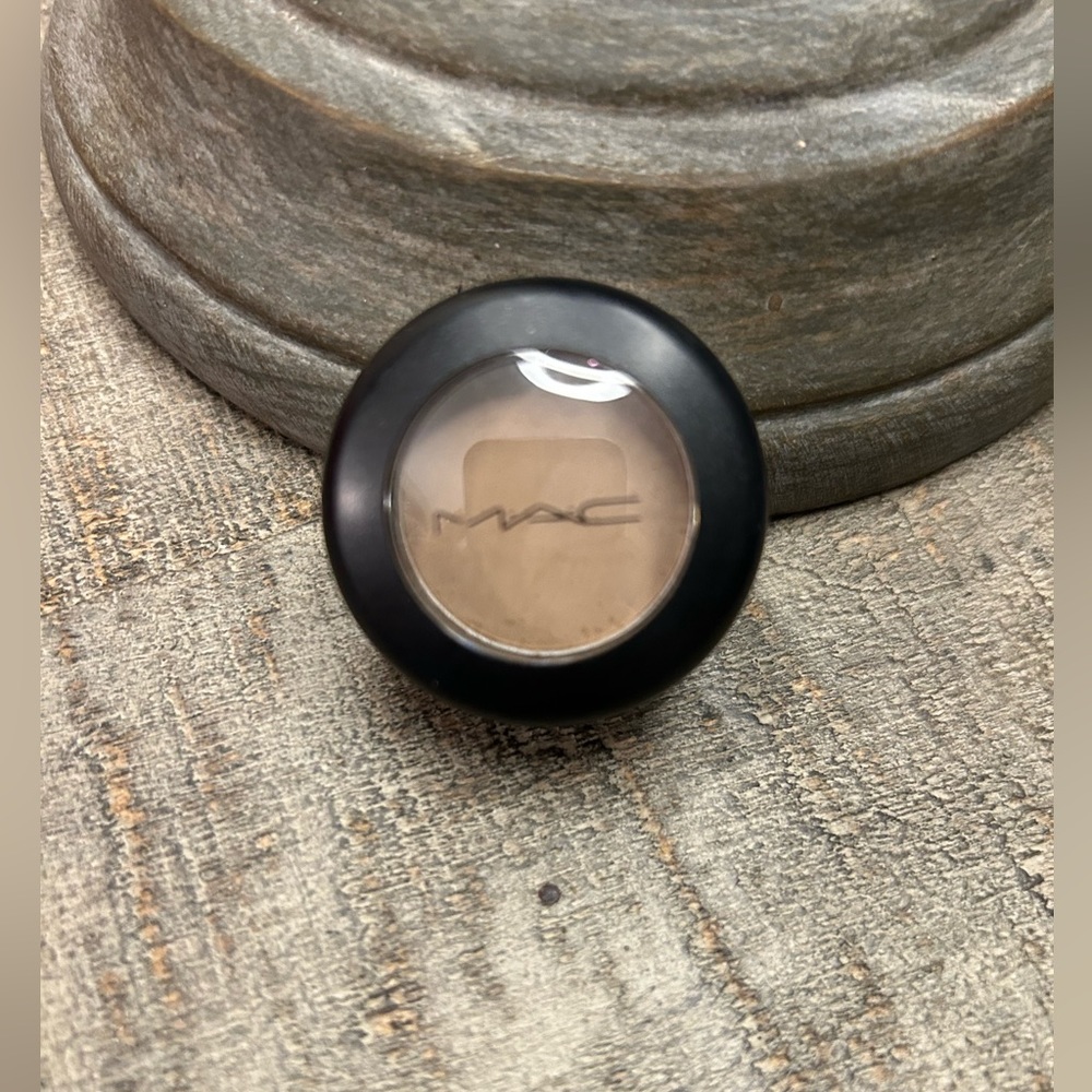 MAC Eye Shadow, Omega, NIB ✨
